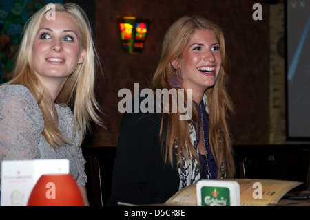 Sara Mosquera "X-Factor" Teilnehmerin Sara Mosquera betrachtet sich auf der Messe in Cancun Restaurant. Berlin, Deutschland- Stockfoto