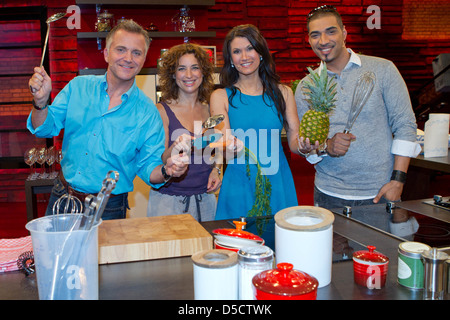 Joerg Knoerr, Isabel Varell, Antonia aus Tirol, Mehrzad Marashi, am Set von deutschen VOX TV show "Promi Kocharena" im Coloneum Stockfoto