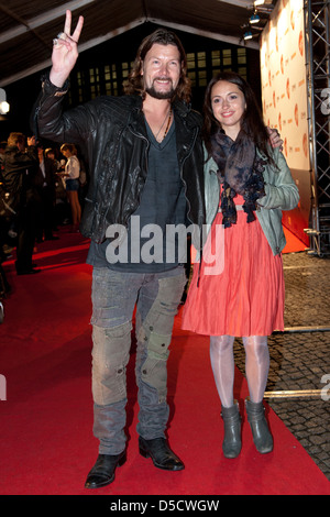 Rea Garvey und seine Frau Josephine Garvey an europäische Musik und Media Night im E-Werk. Berlin, Deutschland. 09.09.2011. Stockfoto