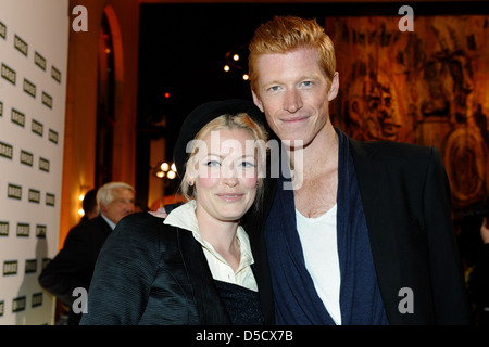 Enie van de Meiklokjes und Freund Tobias Staerbo am 2. BASE Medien steigen zusammen ("Medientreff") an der Gendarmerie. Berlin, Stockfoto