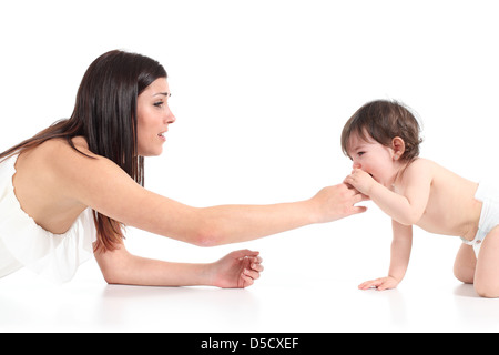 Mutter tröstet ihr Baby weint, auf einem weißen Hintergrund isoliert Stockfoto