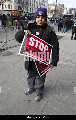 Anti-Gun-Rallye im Stadtteil Harlem in Manhattan, am 21. März 2013. Hispanische junge Zeichen austeilen. Stockfoto
