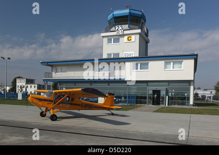 Strausberg, Deutschland, kleines Flugzeug auf dem Rollfeld des Flughafens Strausberg Stockfoto