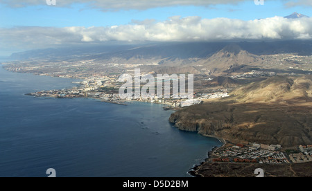 Santiago del Teide, Spaniens, mit Blick auf die Insel Teneriffa mit dem Vulkan Mount Teide aus der Luft Stockfoto