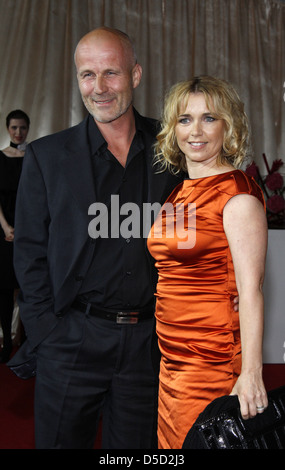 Claus G. Oldoerp und Tina Ruland auf Bertelsmann Party 2011 bei Bertelsmann auf Unter Höhle Linden Straße. Berlin, Deutschland- Stockfoto