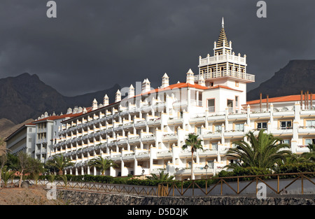 Costa Adeje, Spanien, Hotel-Komplex auf einem dunklen Himmel Stockfoto