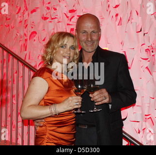 Claus G. Oldoerp und Tina Ruland auf Bertelsmann Party 2011 bei Bertelsmann auf Unter Höhle Linden Straße. Berlin, Deutschland- Stockfoto