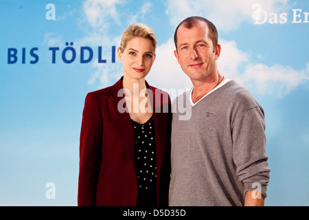 Rike Schmid und Martin Lindow bei dem Fototermin für die neue ARD Serie "Heiter BIZ Toedlich" bei Briese Studios Hamburg, Germany Stockfoto