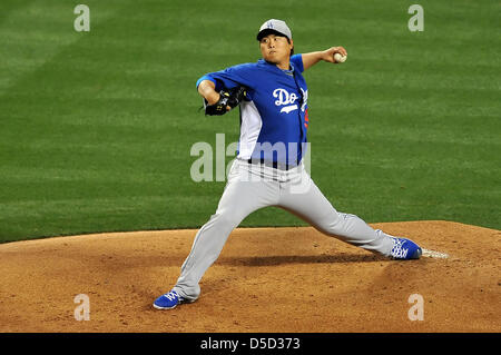 Anaheim, Kalifornien, USA. 28. März 2013. Los Angeles Schwindler Krug Hyun-Jin Ryu #99 Stellplätze während der Pre Season Freeway Serie Hauptliga-Baseball-Spiel zwischen den Los Angeles Angels und die Los Angeles Dodgers im Anaheim Stadium in Anaheim, Kalifornien ab... Louis Lopez/CSM/Alamy Live-Nachrichten Stockfoto