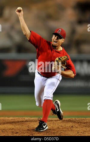 Anaheim, Kalifornien, USA. 28. März 2013. Los Angeles Angels ab Krug Joe Blanton #55 Stellplätze während der Pre Season Freeway Serie Hauptliga-Baseball-Spiel zwischen den Los Angeles Angels und die Los Angeles Dodgers im Anaheim Stadium in Anaheim, Kalifornien... Louis Lopez/CSM/Alamy Live-Nachrichten Stockfoto