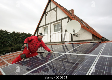 Magdeburg, Deutschland, Installation einer Solaranlage auf dem Dach eines Einfamilienhauses Stockfoto