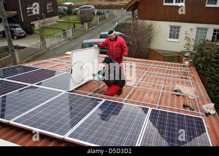 Magdeburg, Deutschland, Installation einer Solaranlage auf dem Dach eines Einfamilienhauses Stockfoto