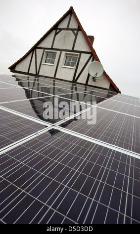 Magdeburg, Deutschland, Photovoltaik-Anlage auf dem Dach eines Einfamilienhauses Stockfoto