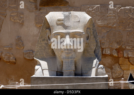 Luxor. Ägypten. Afrika. Riesige rosa Granit Büste von Ramses II. am Eingang zum Tempel von Luxor. Stockfoto