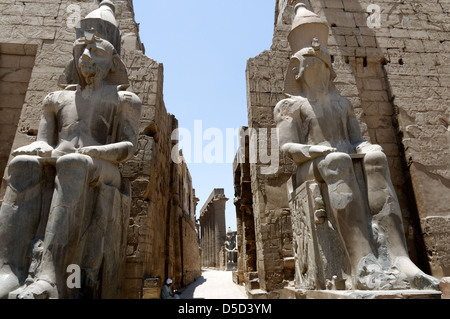 Ägypten. Wache vor den beiden gewaltigen sitzende Kolosse von Ramses, die das Pylon-Gateway zum Tempel von Luxor zu flankieren. Stockfoto