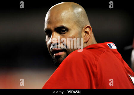 Anaheim, Kalifornien, USA. 28. März 2013. Los Angeles Angels erster Basisspieler Albert Pujols #5 auf der Trainerbank während der Pre Season Freeway Serie Hauptliga-Baseball-Spiel zwischen den Los Angeles Angels und die Los Angeles Dodgers im Anaheim Stadium in Anaheim, Kalifornien... Louis Lopez/CSM/Alamy Live-Nachrichten Stockfoto
