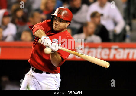 Anaheim, Kalifornien, USA. 28. März 2013. Los Angeles Angels Center Fielder j.b. Shuck #39 an bat bekommt einen Hit im 8. Inning während der Pre Season Freeway Serie Major League Baseball Spiel zwischen den Los Angeles Angels und die Los Angeles Dodgers im Anaheim Stadium in Anaheim, Kalifornien... Die Los Angeles Dodgers besiegen die Los Angeles Angels 3-0.Louis Lopez/CSM/Alamy Live News Stockfoto