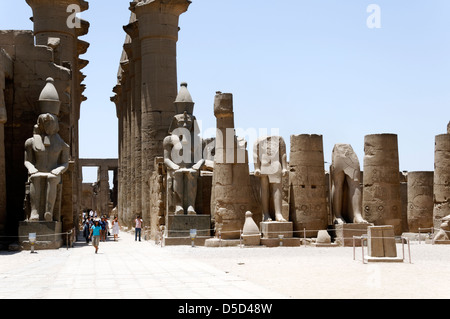 Ägypten. Gericht der Ramses Tempel von Luxor. Kolossale Statuen von Ramses II am Eingang des großen Kolonnade von Amenophis III. Stockfoto