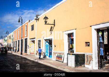 bunte Wand auf der Straße der Stadt Valladolid in Yucatan, Mexiko Stockfoto
