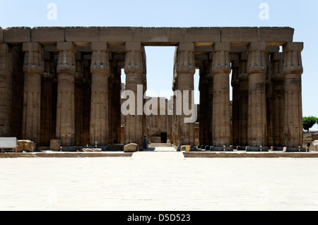 Luxor. Ägypten. Afrika. Blick Richtung Säulenhalle aus großen Hof Amenophis III im Tempel von Luxor. Stockfoto