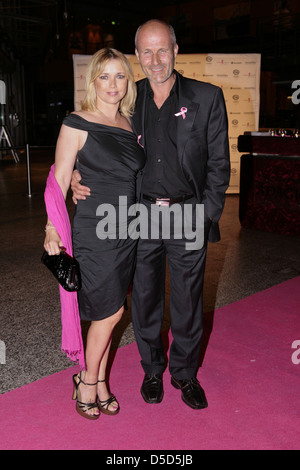 Tina Ruland und Claus G. Oldoerp bei der Pink Ribbon Deutschland-Gala im Adagio Club. Berlin, Deutschland - 18.10.2011 Stockfoto