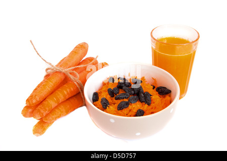 Karottensalat und Saft isoliert auf weißem Hintergrund. Stockfoto