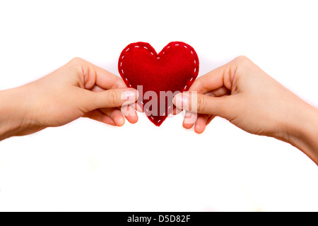 Weibliche Hand hält rotes Herz isoliert auf weiss. Liebe und Valentinstag Konzept. Stockfoto