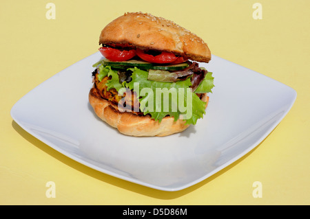 Vegetarische Kichererbsen, Mais und Karotten-Burger mit Salat in einem Sesam Brötchen, UK. Stockfoto