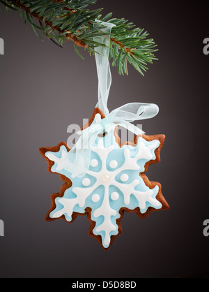 Nahaufnahme von Schneeflocke Lebkuchen Baum hängend Stockfoto