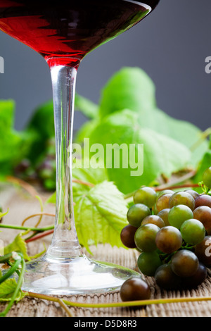 Glas Rotwein mit Weintraube Stockfoto