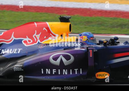 24. März 2013, Sepang, Malaysia - Sebastian Vettel Deutsch, spornt Infiniti Red Bull Racing Team Formel1-Fahrer sein Auto im Finale Formel einer malaysischen Grand Prix 2013 auf Sepang International Circuit. Champions Vettel erfolgreich geworden. (Foto von Robertus Pudyanto/AFLO) Stockfoto