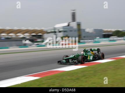 22. März 2013, Sepang, Malaysia - Giedo van der Garde, niederländischer Caterham F1 Team Pilot Steuerung seines Autos während der ersten Praxis Session Formel einen malaysischen Grand Prix 2013 auf Sepang International Circuit. (Foto von Robertus Pudyanto/AFLO) Stockfoto