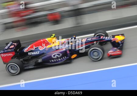 22. März 2013, Sepang, Malaysia - Mark Webber aus Australien, Infiniti Red Bull Racing Team Formel Eins Fahrer sein Auto im Boxenbereich Lane Lenkung, während zweite Praxis Session Formel einer malaysischen Grand Prix 2013 auf Sepang International Circuit. (Foto von Robertus Pudyanto/AFLO) Stockfoto
