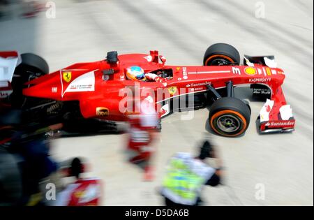 22. März 2013, Grube Sepang, Malaysia - Fernando Alonso, Spanisch Scuderia Ferrari Formel1-Fahrer von Garage während zweite Praxis Session Formel einer malaysischen Grand Prix 2013 auf Sepang International Circuit. (Foto von Robertus Pudyanto/AFLO) Stockfoto