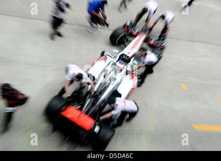 22. März 2013, Sepang, Malaysia - Vodafone McLaren Mercedes Jenson Button, britische Vodafone McLaren Mercedes Formel1 Auto, während der zweite Praxis Session Formel einer malaysischen Grand Prix 2013 auf Sepang International Circuit bewegen. (Foto von Robertus Pudyanto/AFLO) Stockfoto