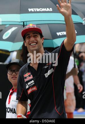 24. März 2013, Sepang, Malaysia - Daniel Ricciardo fans australische Scuderia Toro Rosso Formel Eins Fahrer Gruß bei Treiber-Raster-Einführung vor dem letzten Rennen in der Formel einer malaysischen Grand Prix 2013 auf Sepang International Circuit. (Foto von Robertus Pudyanto/AFLO) Stockfoto