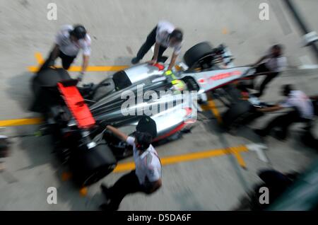 22. März 2013, Sepang, Malaysia - Vodafone McLaren Mercedes verschieben von Sergio Perez, mexikanische Vodafone McLaren Mercedes Formel1 Auto, während der zweite Praxis Session Formel einer malaysischen Grand Prix 2013 auf Sepang International Circuit. (Foto von Robertus Pudyanto/AFLO) Stockfoto
