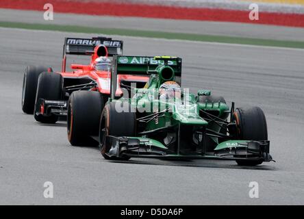 24. März 2013, Sepang, Malaysia - Giedo van der Garde, niederländischer Caterham F1 Team Pilot führen vor Jules Bianchi, französischer Marussia F1 Team Fahrer im Finale Formel einer malaysischen Grand Prix 2013 auf Sepang International Circuit. (Foto von Robertus Pudyanto/AFLO) Stockfoto