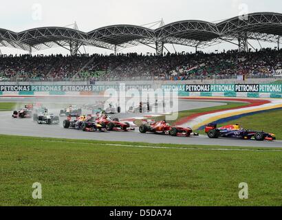 24. März 2013, Sepang, Malaysia - Treiber spornt ihr Auto im Finale Formel einer malaysischen Grand Prix 2013 auf Sepang International Circuit. Champions Vettel erfolgreich geworden. (Foto von Robertus Pudyanto/AFLO) Stockfoto