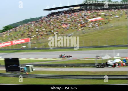 24. März 2013, Sepang, Malaysia - Jenson Button, spornt britische Vodafone McLaren Mercedes Formel1 Fahrer sein Auto im Finale Formel einer malaysischen Grand Prix 2013 auf Sepang International Circuit. (Foto von Robertus Pudyanto/AFLO) Stockfoto
