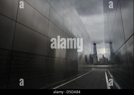 Jersey City, New Jersey, USA. 28. März 2013. New Jersey: Leerer Himmel Denkmal im Liberty State Park, über den Hudson River von Lower Manhattan. Die noch im Bau 1 World Trade Center Tower ist in der Ferne sehen. Bildnachweis: Patrick Morisson / Alamy Live News Stockfoto