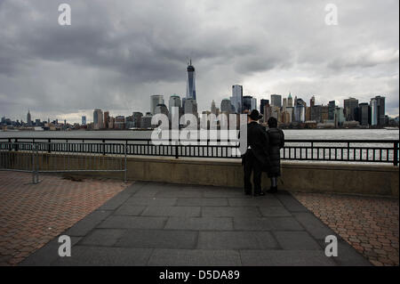 Jersey City, New Jersey, USA. 28. März 2013. New Jersey: Leerer Himmel Denkmal im Liberty State Park, über den Hudson River von Lower Manhattan. Bildnachweis: Patrick Morisson / Alamy Live News Stockfoto