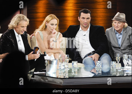 Thomas Gottschalk, Andra Sawatzki, Wladimir Klitschko, Otto Waalkes bei deutschen ZDF TV show "Wetten, dass..?" im Leipziger Stockfoto