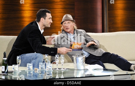 Wladimir Klitschko und Otto Waalkes bei deutschen ZDF TV show "Wetten, dass..?" auf der Leipziger Messe. Leipzig, Deutschland - 05.11.2011 Stockfoto