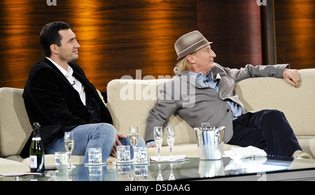 Wladimir Klitschko und Otto Waalkes bei deutschen ZDF TV show "Wetten, dass..?" im Leipziger Messe Leipzig, Deutschland - 05.11.2011 Stockfoto