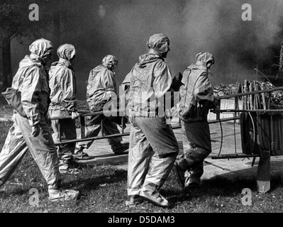 Menschen während der Zivilschutz Bohren, Neuenhagen, DDR Stockfoto