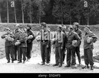 Menschen während der Zivilschutz Bohren, Neuenhagen, DDR Stockfoto