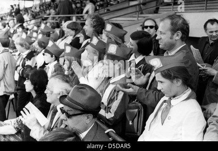 Junge Pioniere bei der Karlshorst Trabrennbahn, Berlin, DDR Stockfoto