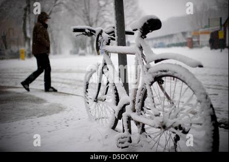 Berlin, Deutschland. 29. März 2013. Ein Fahrrad ist Schnee in Berlin, Deutschland, 29. März 2013 bedeckt. Foto: Tim Brakemeier/Dpa/Alamy Live News Stockfoto