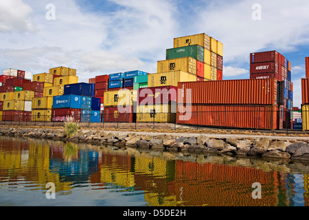 See-Container gestapelt auf einem Güterbahnhof Lagerung neben Maribyrnong River in die Port Melbourne Victoria Australien Stockfoto